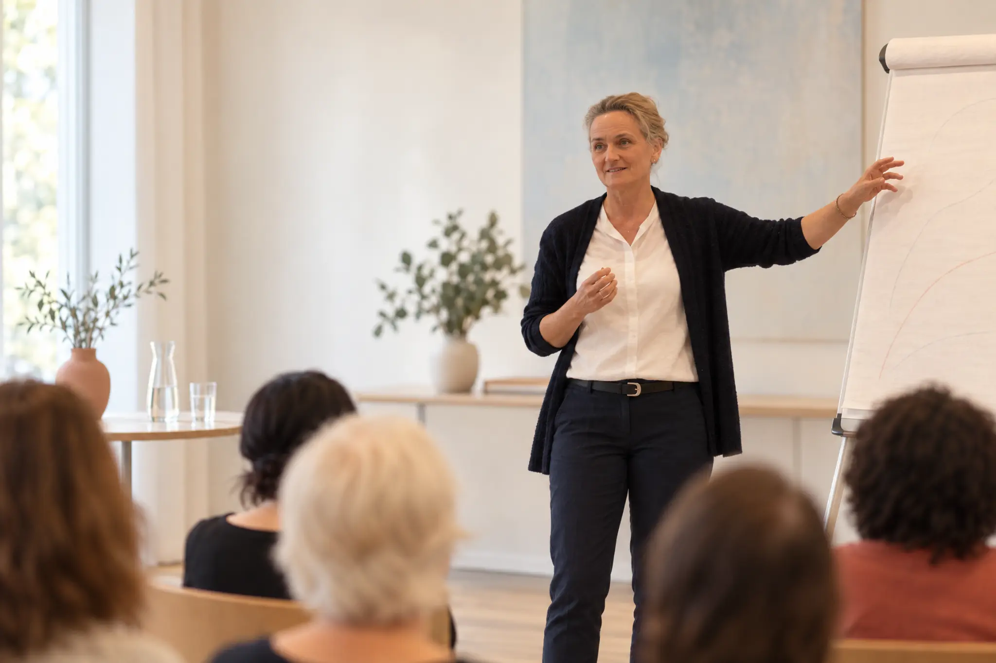 Nicole Haller bei einem Vortrag vor einer Gruppe von Frauen