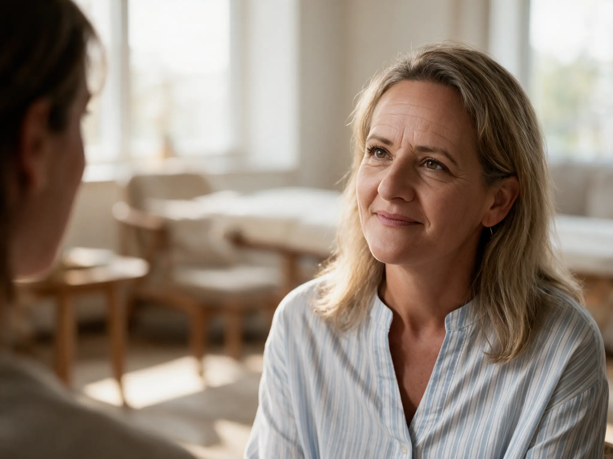 Nicole Haller im persönlichen Gespräch mit einer Frau